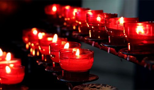 Velas acesas para nossos mortos